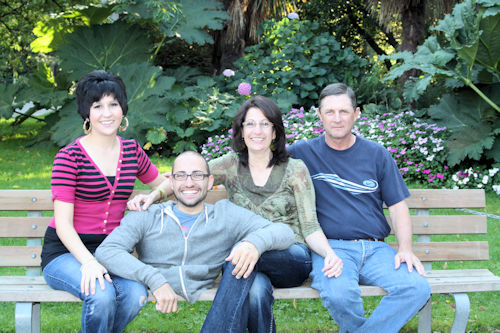 Spencer et sa famille dans le parc Stanley à Vancouver. De gauche à droite : Annie (sœur), Spencer, Tonette (mère) et Kenny (père).